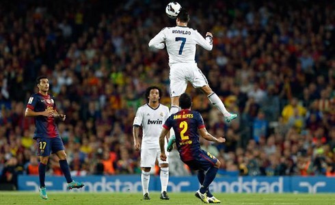cristiano-ronaldo-567-superman-jump-in-barcelona-vs-real-madrid-for-la-liga-2012.jpg